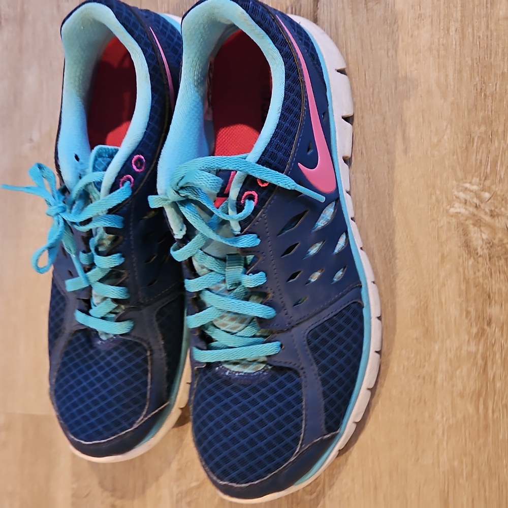 Nike Women's Blue and Pink Running Shoes - Picture 3 of 6